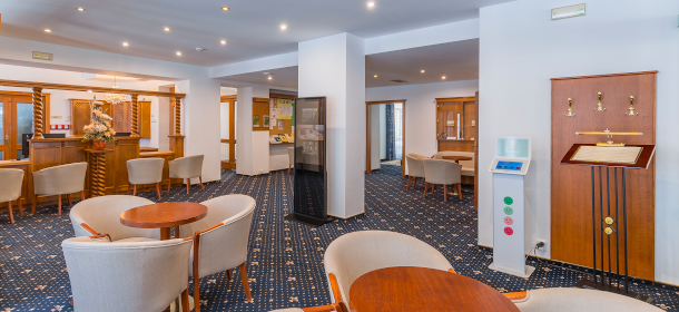 Die Eingangshalle des Hotel Bajkal mit 24-Stunden Rezeption 