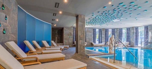 Beheizte Schwimmbecken (32°C), 11 x 7 m mit Liegen 