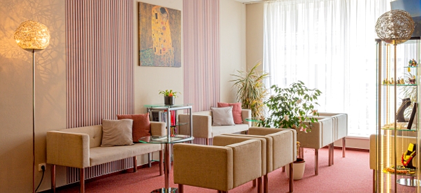 Die gemütliche Eingangshalle des Kurhotels Brussel mit 24-Stunden Rezeption
