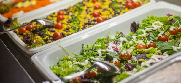 Frische Salate, Obst und Desserts werden vom Büfett angeboten