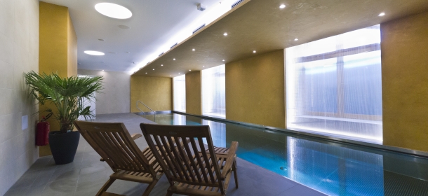 Der hoteleigene Pool 14 x 3 m, mit Whirlpool, von 09:00 - 20:30 Uhr