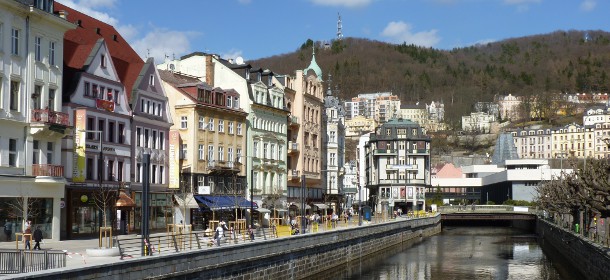 Die Einkaufsmeile von Karlovy Vary mit vielen Restaurants, Cafés und Geschäften