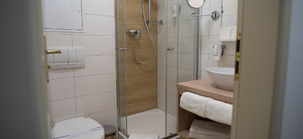 Badezimmer mit Dusche (Beispiel)