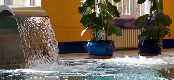 Wellness Badelandschaft mit Pool mit Massagedüsen und Wasserfällen, Sauna und Whirlpools