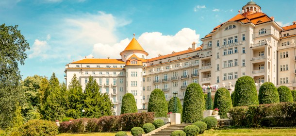 Das 5-Sterne Kurhotel Imperial dominiert über dem Kurort Karlsbad