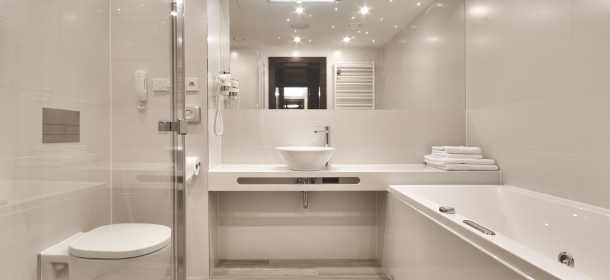 stilvolle Badezimmer mit Dusche / Badewanne