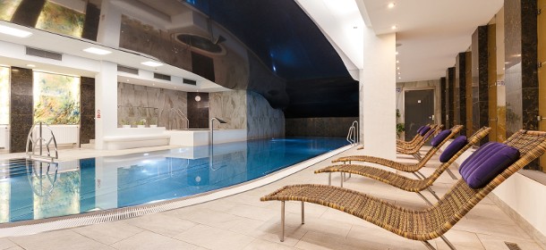 Die hoteleigene Badelandschaft mit Innenpool (15 x 5 m), Whirlpool, finnischer Sauna und Infrarotkabine