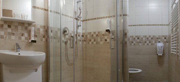 Klassisches Bad mit Dusche 
