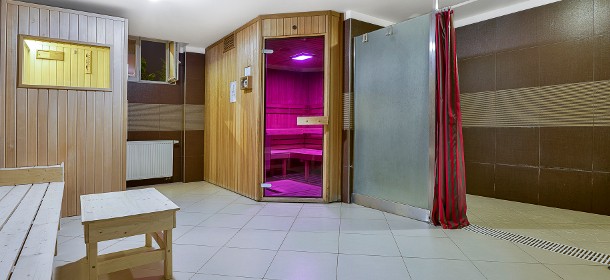Die Finnische-Sauna mit einer Wellnessdusche und Ruheraum