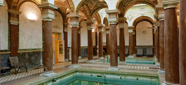 Das historische Römerbad mit zwei Becken (32°C), 5-Sterne Bereich