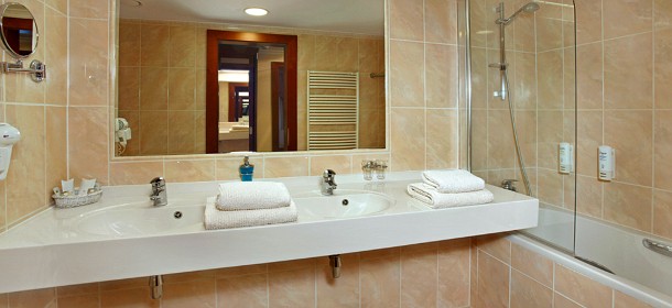 Badezimmer Junior Suite, Badewanne, zwei Waschbecken, Haartrockner, Bademäntel, Badeschuhe 